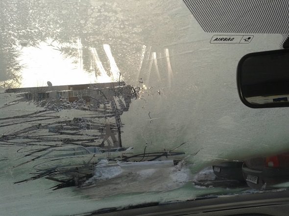 Cum să nu-ţi ingheţe geamul pe interior